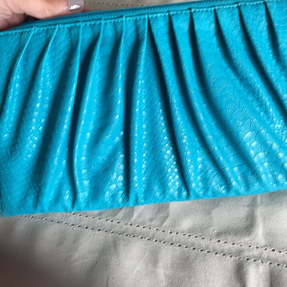 COPY - Jessica Simpson Clutch - Picture 4 of 6